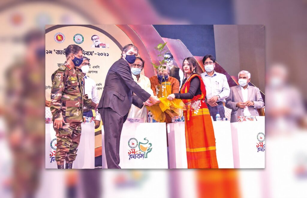 Jun 2021 Ispahani Chairman receives high-quality clone tea sapling BT-23 on the First National Tea Day